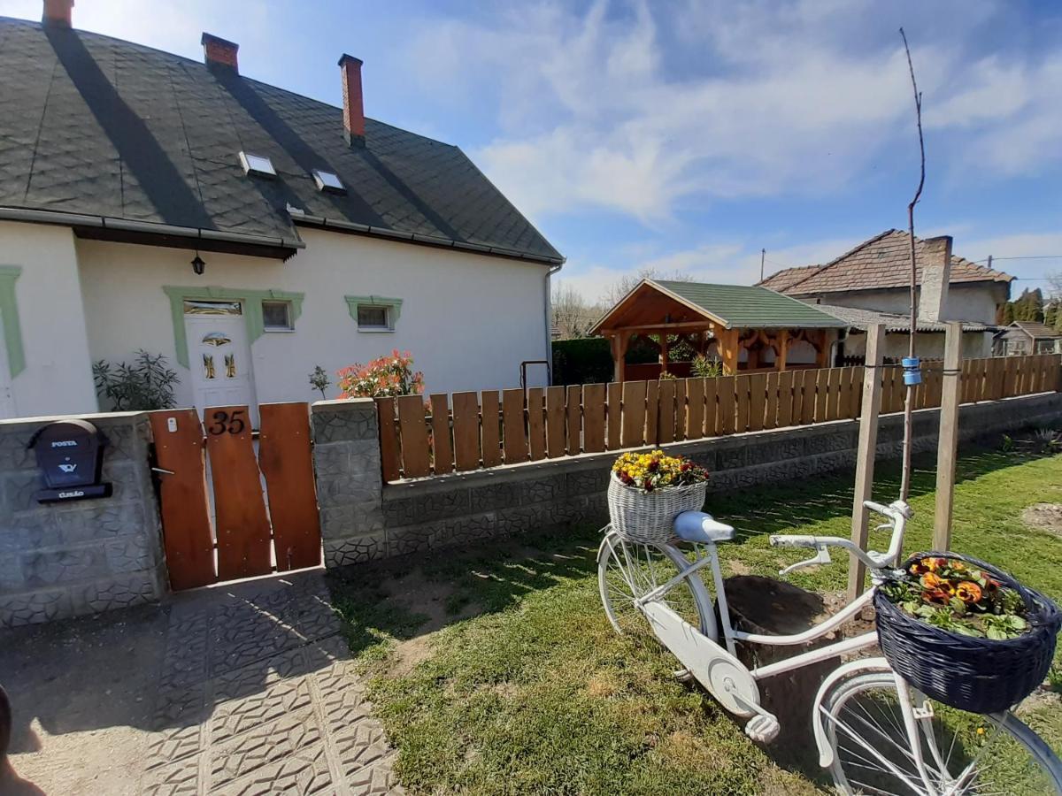 Estike Nyaralo Merevfalu Kerti Medencevel Zamardi Exterior photo