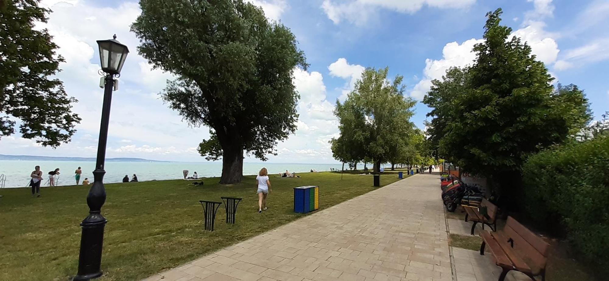 Estike Nyaralo Merevfalu Kerti Medencevel Zamardi Exterior photo