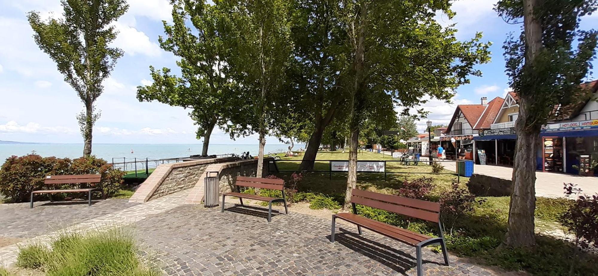 Estike Nyaralo Merevfalu Kerti Medencevel Zamardi Exterior photo